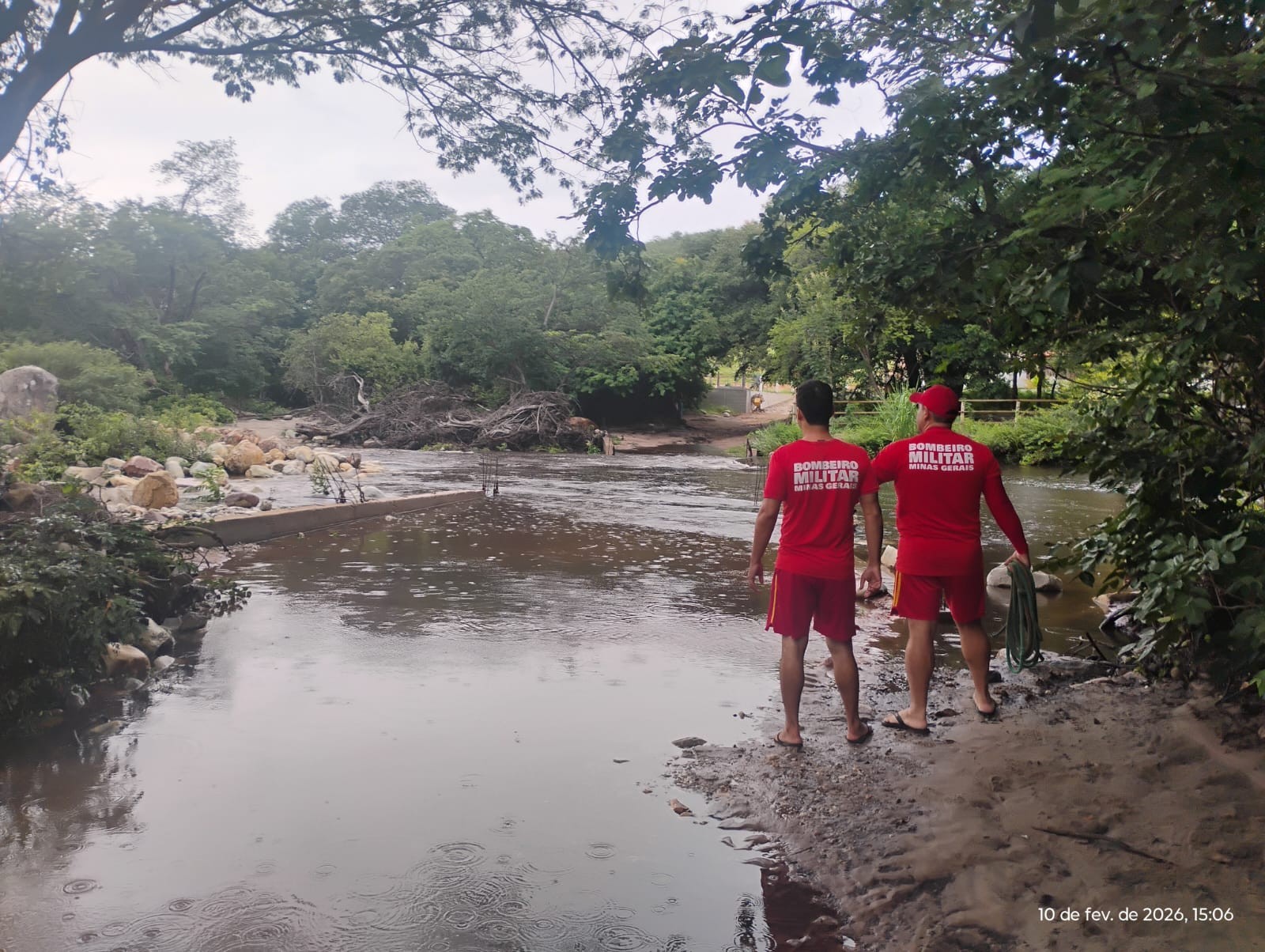 Tromba d’água deixa oito pessoas ilhadas às margens do Rio Mosquito, em Serranópolis de Minas