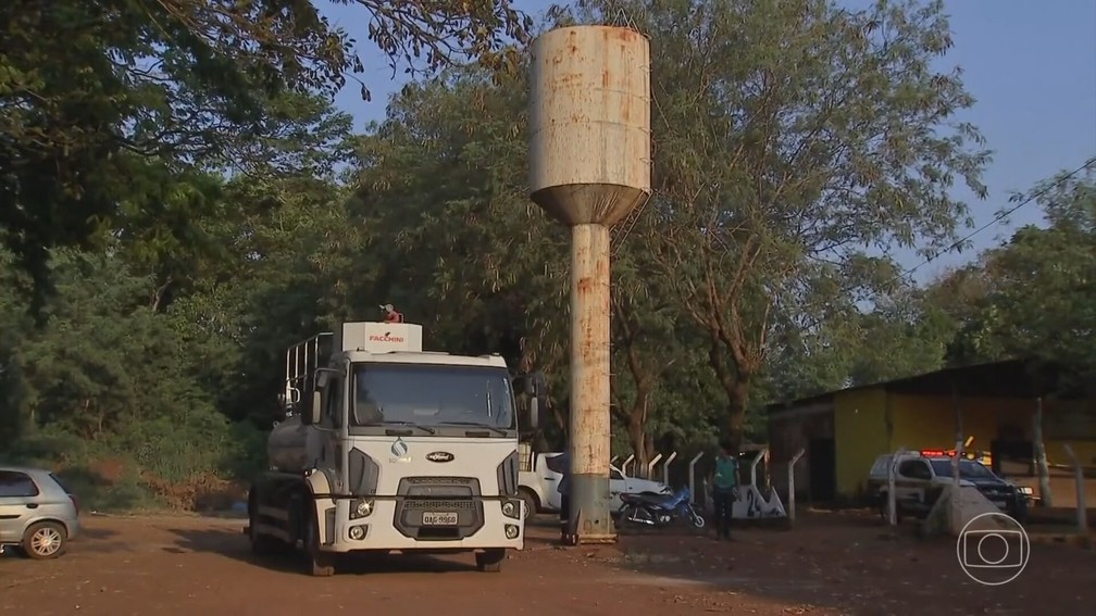 Para tentar amenizar o transtorno, a empresa de saneamento básico usa caminhões-pipa — Foto: JN