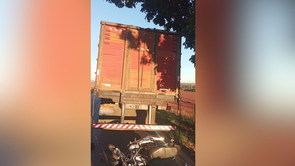 Caminhoneiro é preso após parar veículo sem sinalização em estrada de MG e motociclista morrer ao bater na traseira