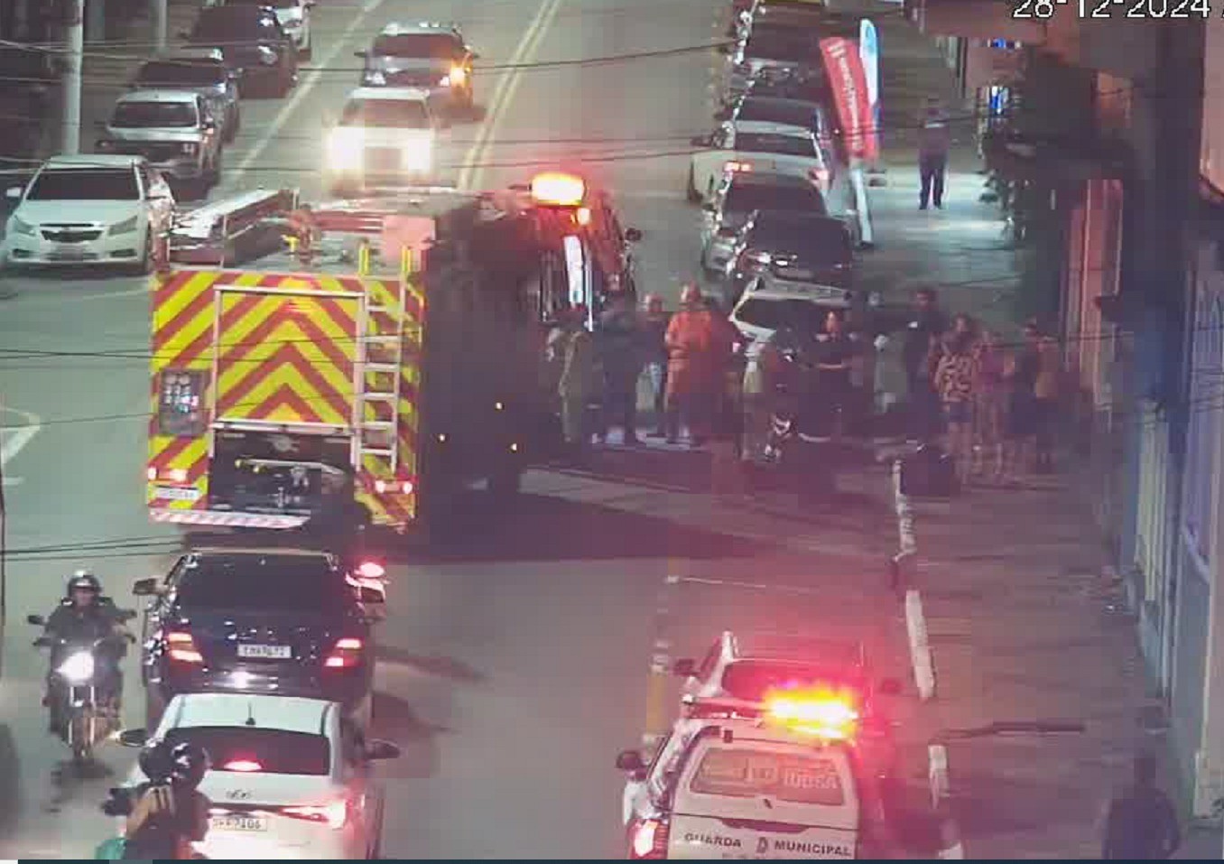 Motociclista fica ferido em acidente com carro em Volta Redonda