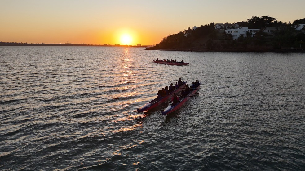 Nascer do sol na Baía de Vitória, Espírito Santo, a partir do turismo de experiência com canoa havaiana — Foto: Reprodução/Redes sociais