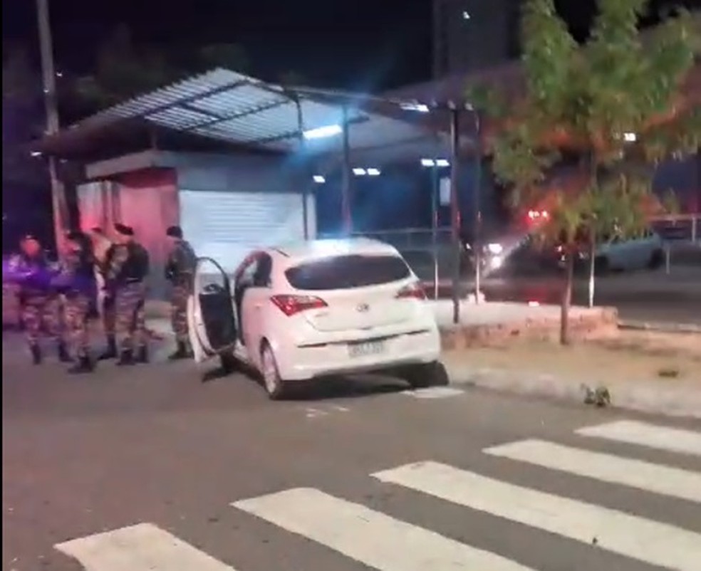 Carro roubado foi recuperado após assaltantes provocarem acidente em Natal — Foto: Reprodução