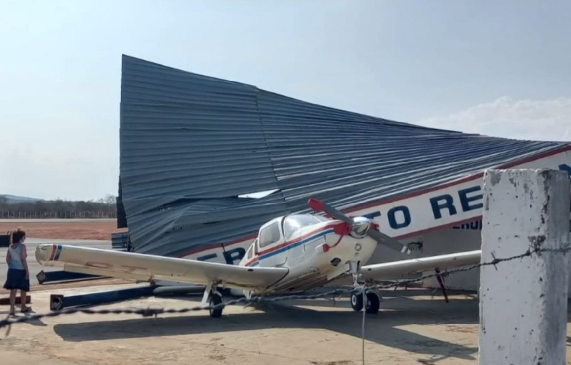 Ventania arranca telhado de aeroporto na Bahia e cobertura metálica atinge aeronave