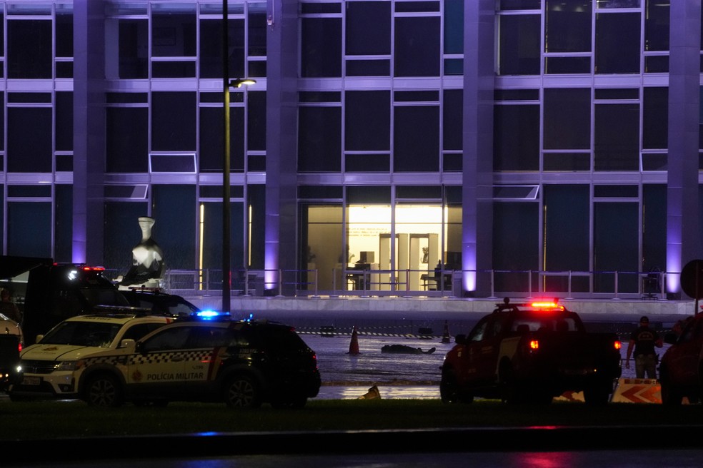 Praça dos Três Poderes, em Brasília, é isolada após explosões; uma pessoa morreu — Foto: Eraldo Peres/AP
