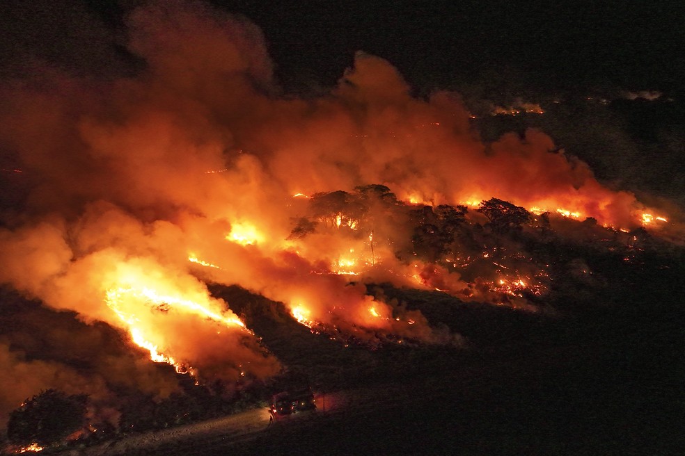 Imagem de como ficou áreas próximas da Transpantaneira, principal via de acesso ao Pantanal, em Mato Grosso, durante incêndio — Foto: Andre Penner/AP