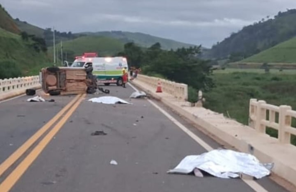 
Casal morre após carro bater em ponte na BR-116; terceiro ocupante teria caído no rio