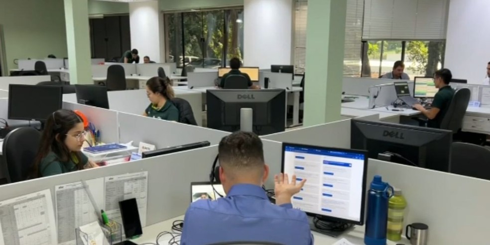 2 de 4
Os funcionários são incentivados a estudar durante o próprio expediente. A necessidade surgiu pela escassez de candidatos prontos no mercado regional — Foto: TV TEM