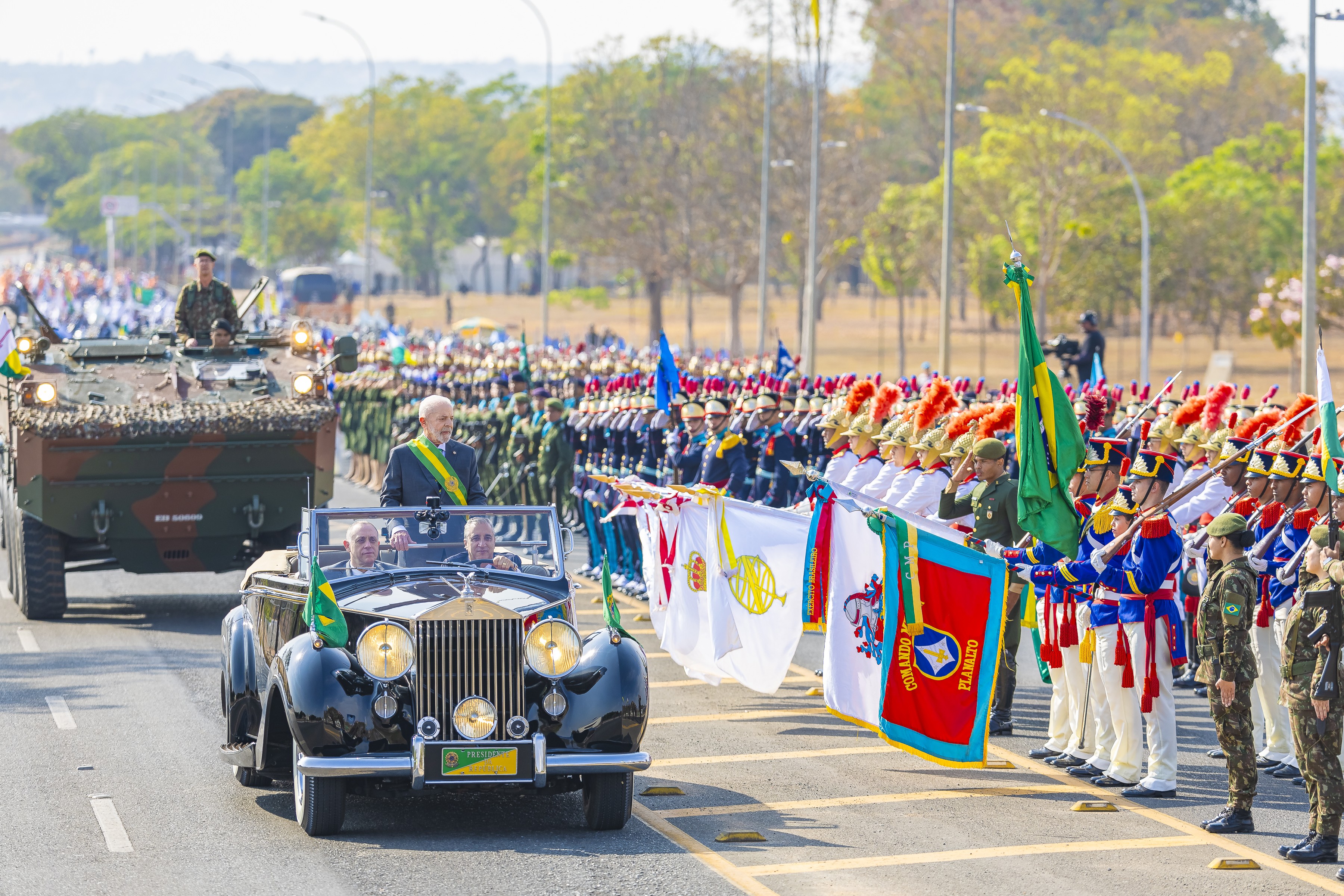 Lula desfila em carro aberto no 7 de Setembro