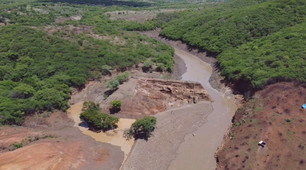 Açude rompe após fortes chuvas no Sertão da PB — Foto: Beto Silva/TV Paraíba