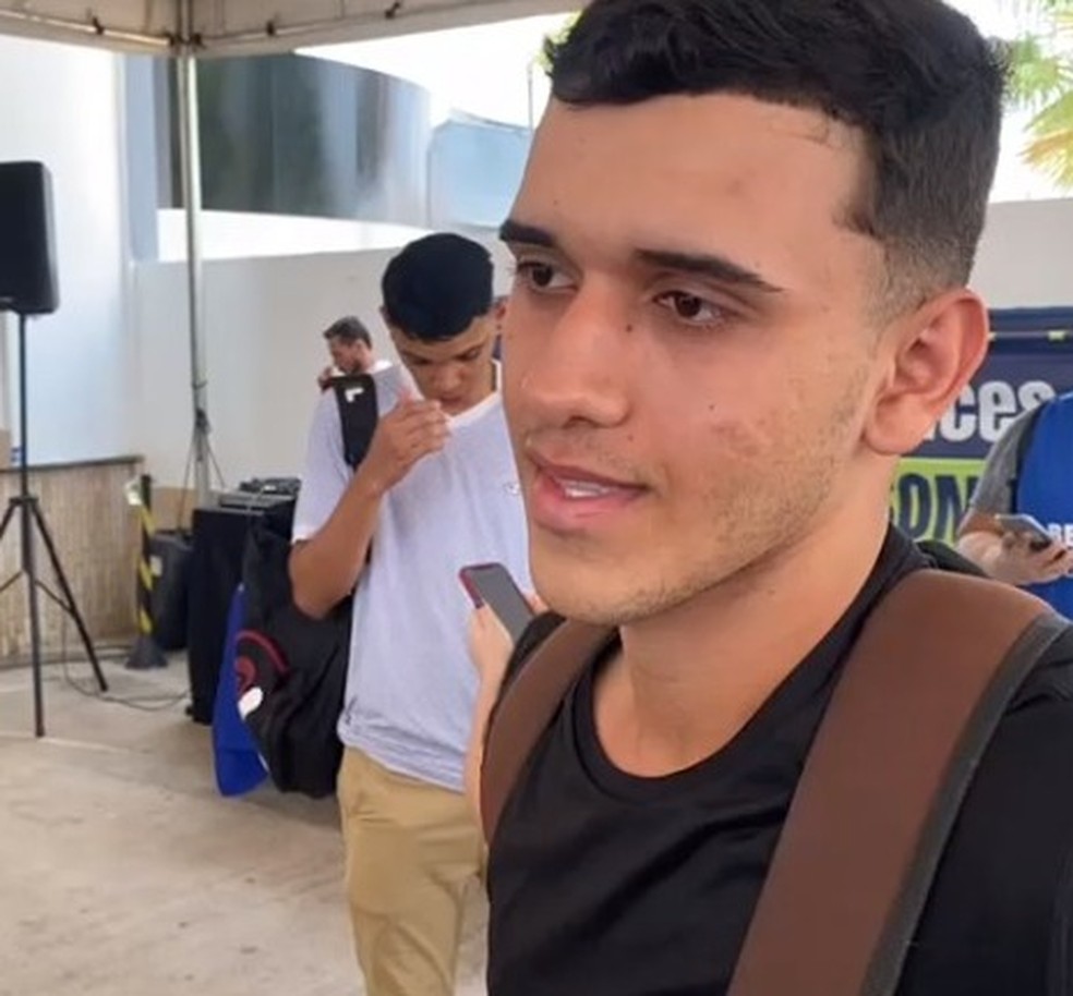 Agnaldo Junior Cavalcante, de 19 anos, também chegou 30 segundos depois que o portão fechou — Foto: Davi Vittorazzi