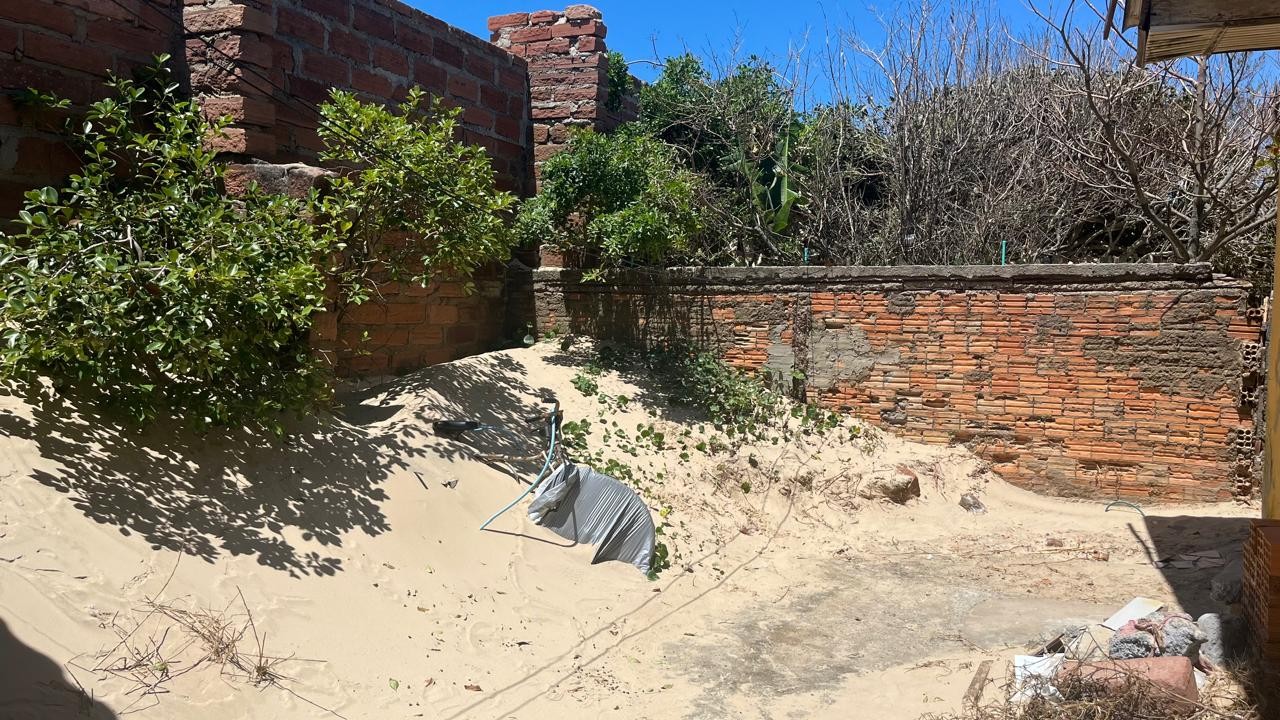 Mais uma praia do RS sofre com avanço de dunas sobre casas; solução pode envolver trocar areia e vegetação de lugar