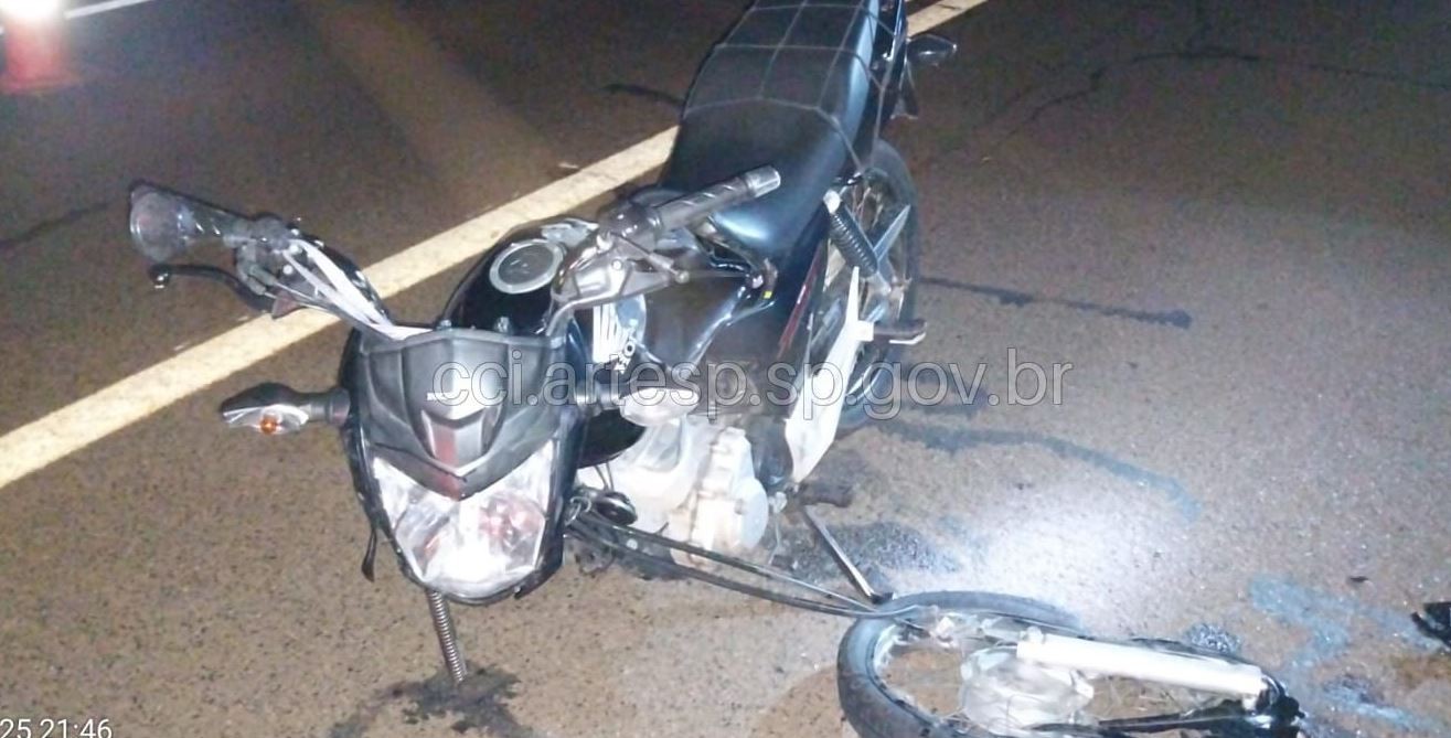 Acidente entre moto e carro mata uma pessoa e deixa outra ferida na SP-215 em Casa Branca