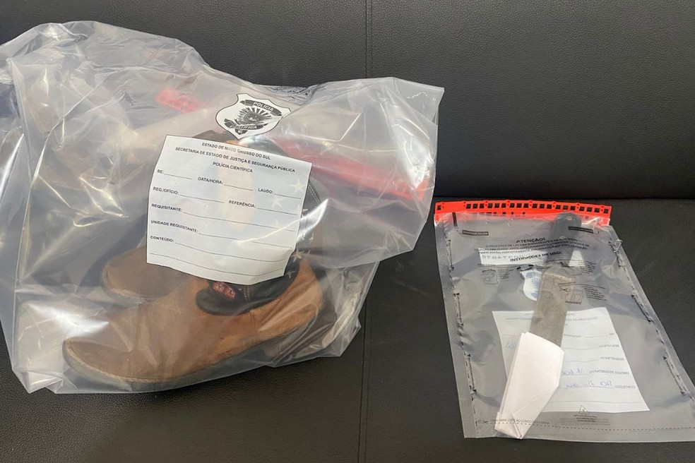 Bota do suspeito e arma, apreendidos pela Polícia Civil — Foto: Rafaela Moreira/TV Morena