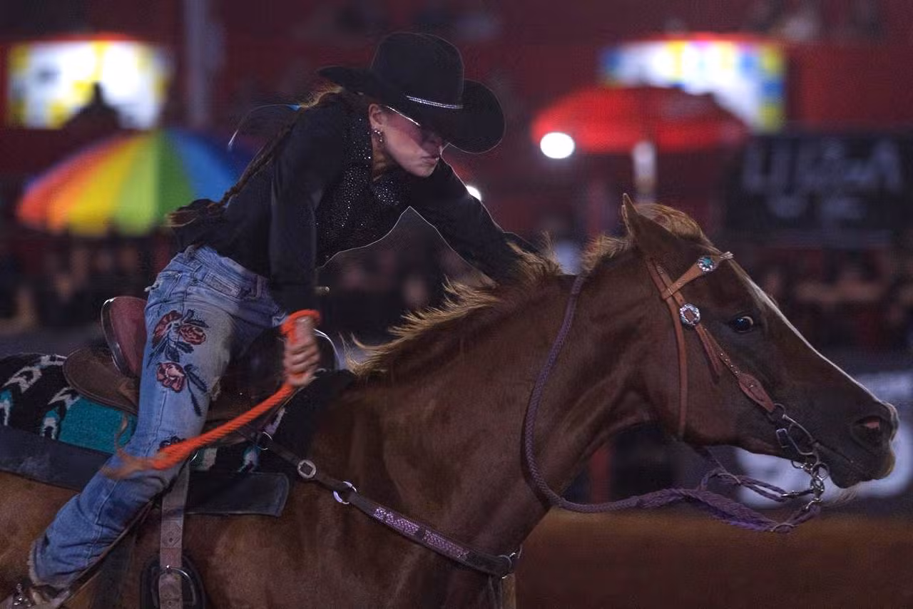 Prova dos três tambores abre competição da última noite do Limeira Rodeo Music em Cordeirópolis — Foto: Thomaz Marostegan/g1