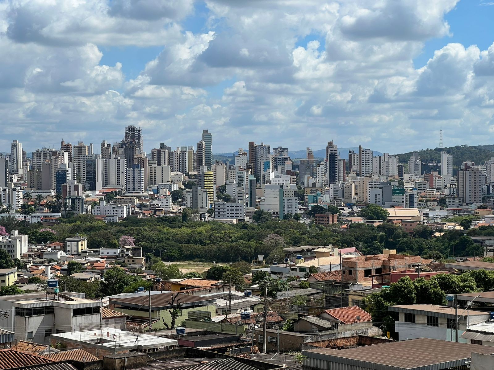 Manhãs frias e tardes quentes: veja como fica a previsão do tempo para Divinópolis e região durante a semana