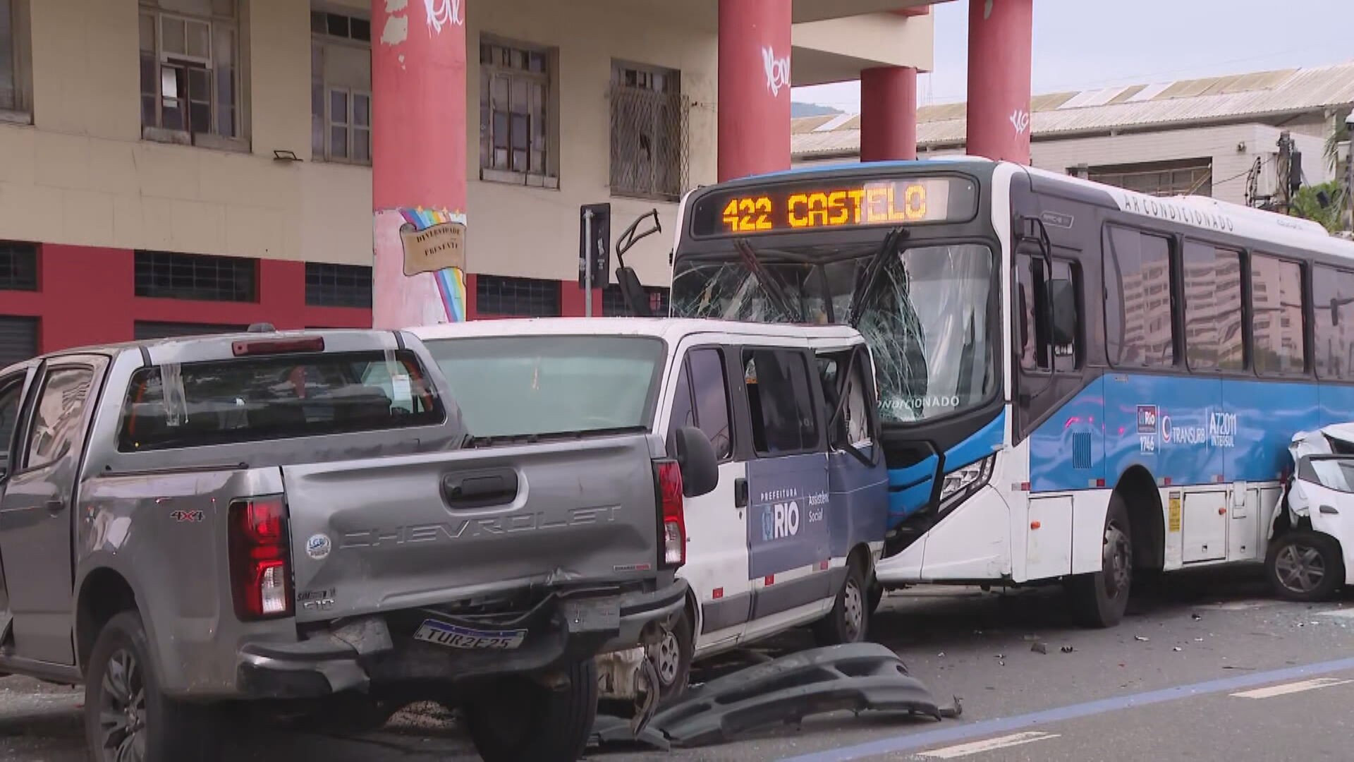 Ônibus bate em quatro veículos da Prefeitura do Rio e interdita pista da Avenida Presidente Vargas