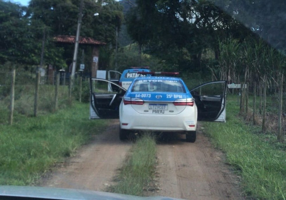 Polícia encontrou corpos de PM e irmão dentro do carro no bairro Palmital, em Saquarema — Foto: Redes sociais
