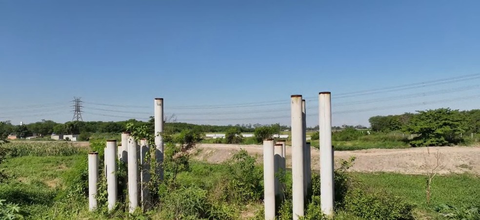 Governo do RJ abandona construção de ponte em Duque de Caxias após gastar mais de R$ 12 milhões — Foto: Reprodução TV Globo
