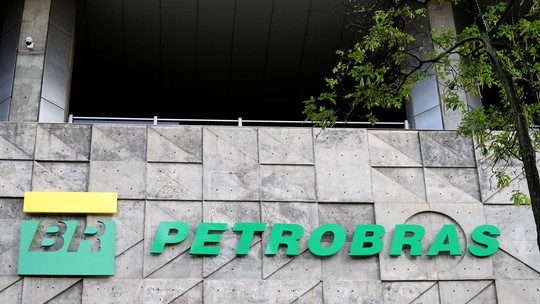 Petrobras reajusta diesel em R$ 1, mas subsídio do governo segura preços