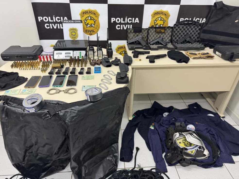 Material apreendido na casa de policial reformado investigado após 1,2 tonelada de cocaína ser apreendida no RN — Foto: PCRN/Divulgação