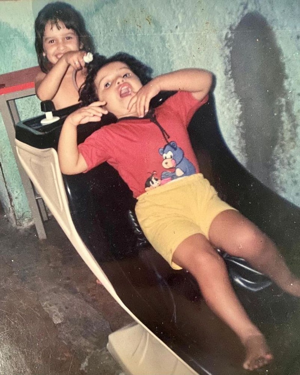 Juliette e a irm&atilde;, Julienne, no sal&atilde;o de beleza da m&atilde;e  &mdash; Foto: Reprodu&ccedil;&atilde;o/Instagram 