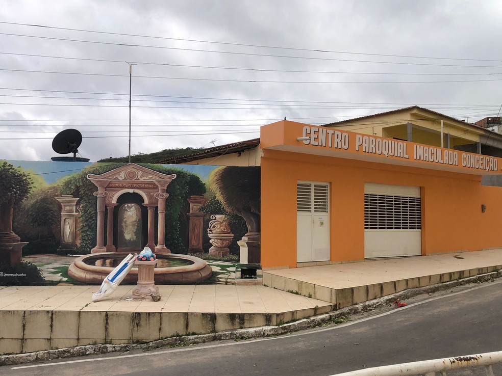 Imagem da santa fica ao lado do centro paroquial — Foto: Pascom