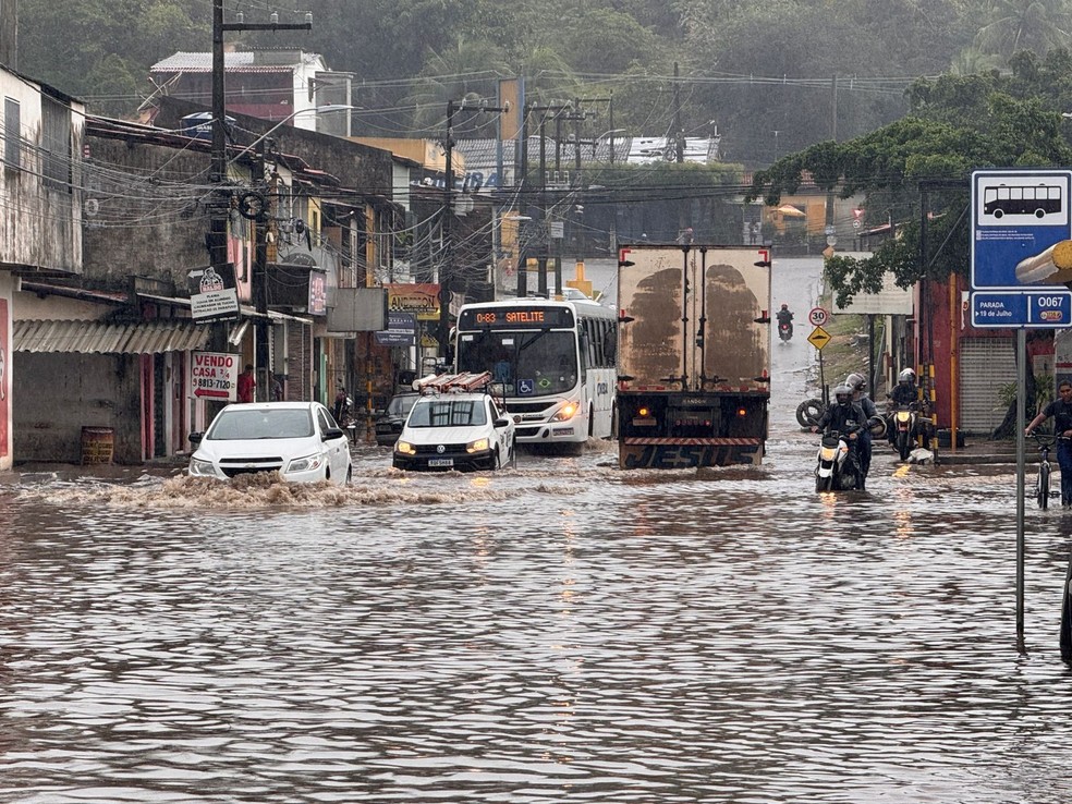 Rua Antônio Freire Lemos, no Pitimbu, em Natal, registrou alagamento após chuvas desta sexta (15) — Foto: Vinicius Marinho/Inter TV Cabugi
