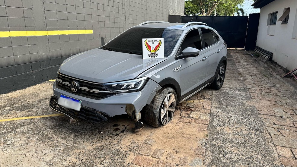 Carro cai em vala durante fuga e homem é preso por transporte de 68,5 quilos de cocaína em Hortolândia — Foto: Polícia Civil/Divulgação
