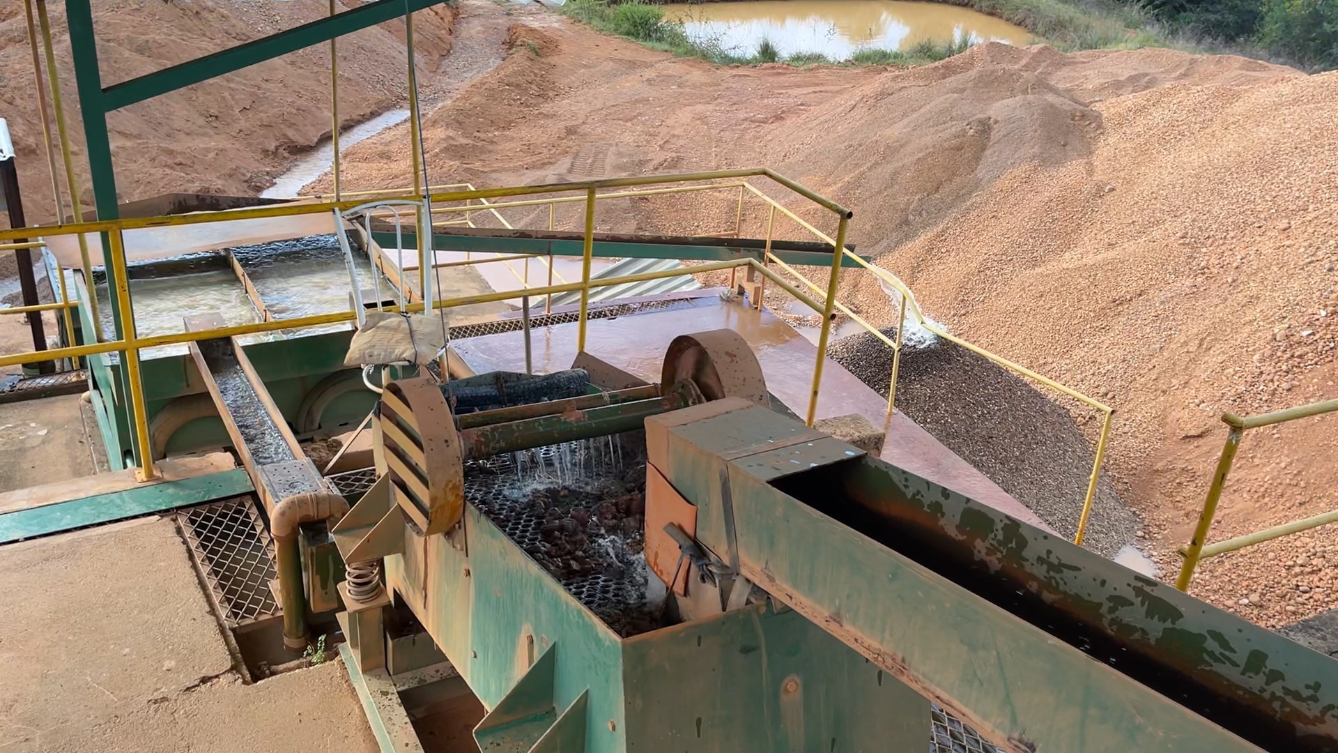 Em cada estação da máquina fica um tipo de de pedra, os diamantes maiores são retidos nas primeiras estações