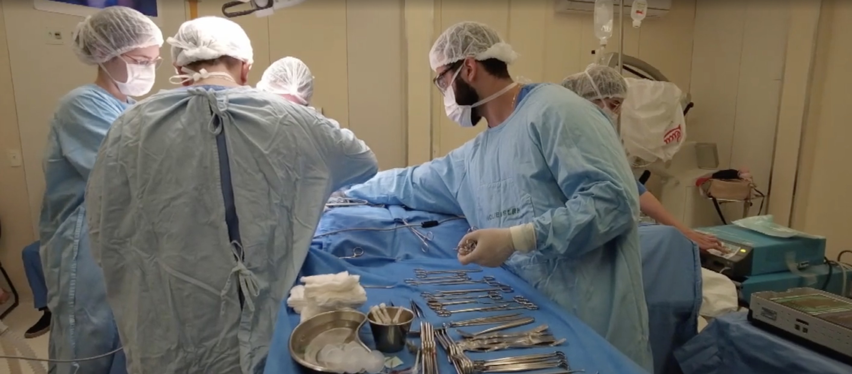 Cirurgia para reconstrução facial de mulher espancada por ex-jogador ocorreu 'com sucesso', diz hospital