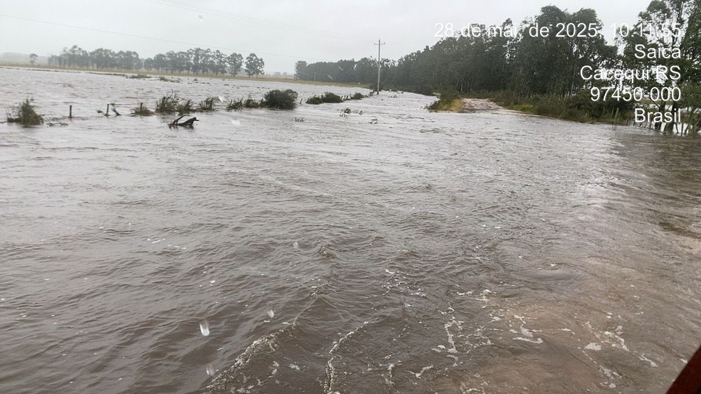 Com a forte chuva, arroio transbordou na Região Central do RS — Foto: Imagens cedidas/Joaires Mar dos Santos Severo