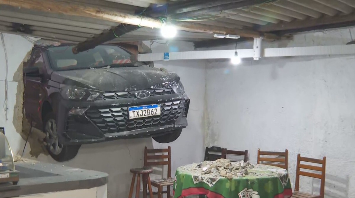 Motorista é morto com tiro na cabeça ao jogar carro contra assaltantes para tentar ajudar vítima na Zona Sul de SP 