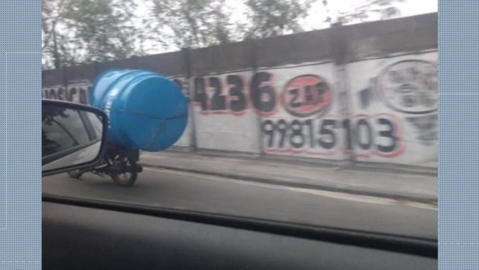 Dois homens carregam caixa d'água em moto no Rio | Rio de Janeiro | G1