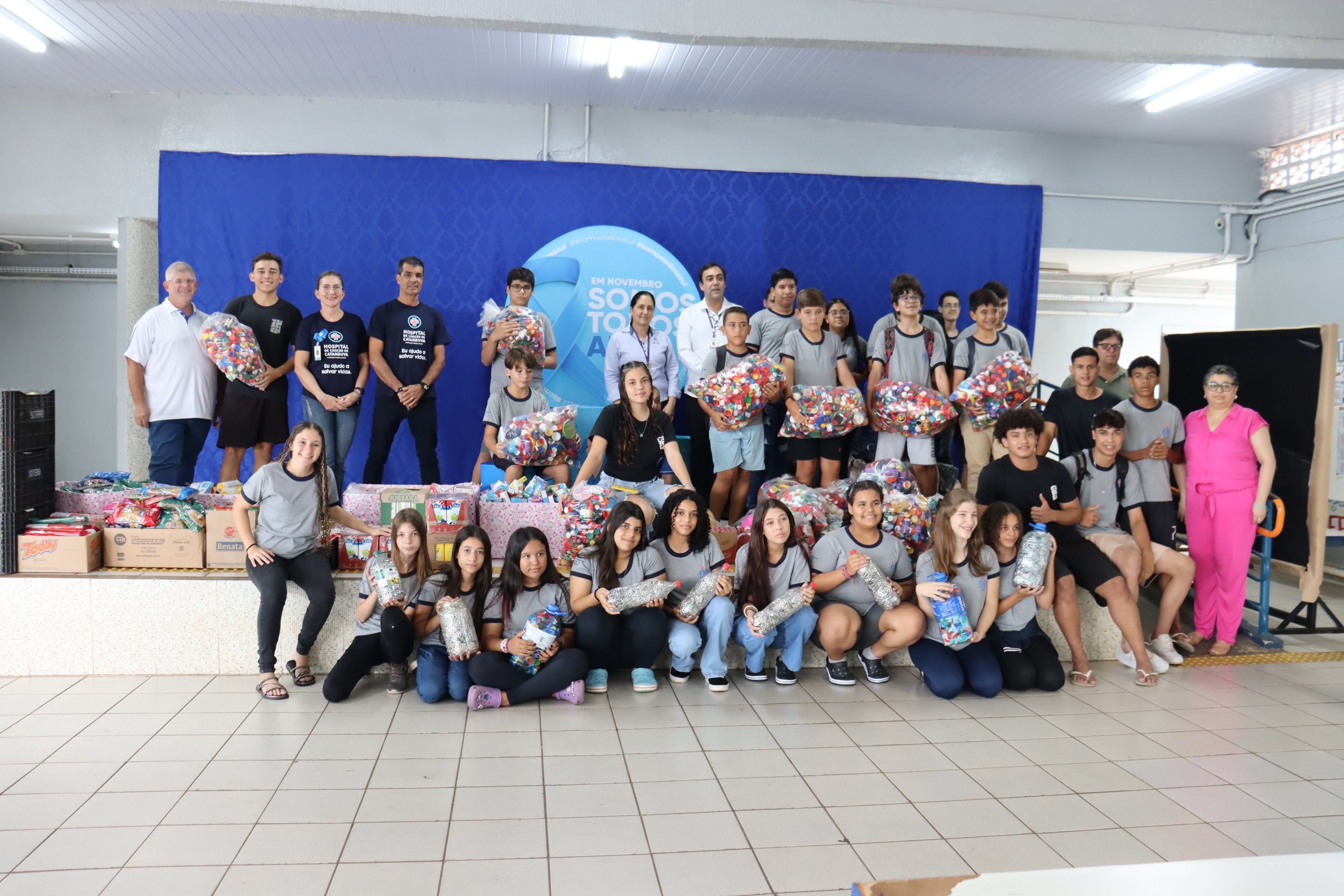 Alunos de escola pública doam lacres, tampinhas e alimentos ao Hospital do Câncer de Catanduva 