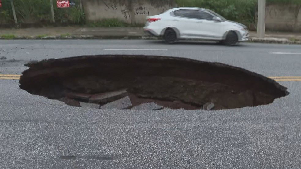 Cratera do tamanho de um carro chama atenção no bairro Belvedere, em BH — Foto: Reprodução/TV Globo