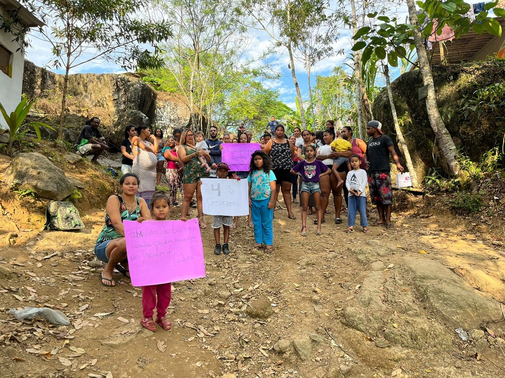 Moradores do bairro em um dos protestos realizados em agosto — Foto: João Mota/TV Vanguarda