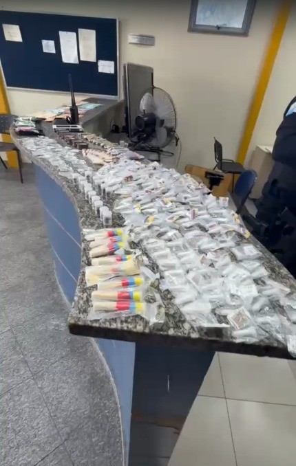 Dupla é detida com drogas e dinheiro em espécie em Itatiaia