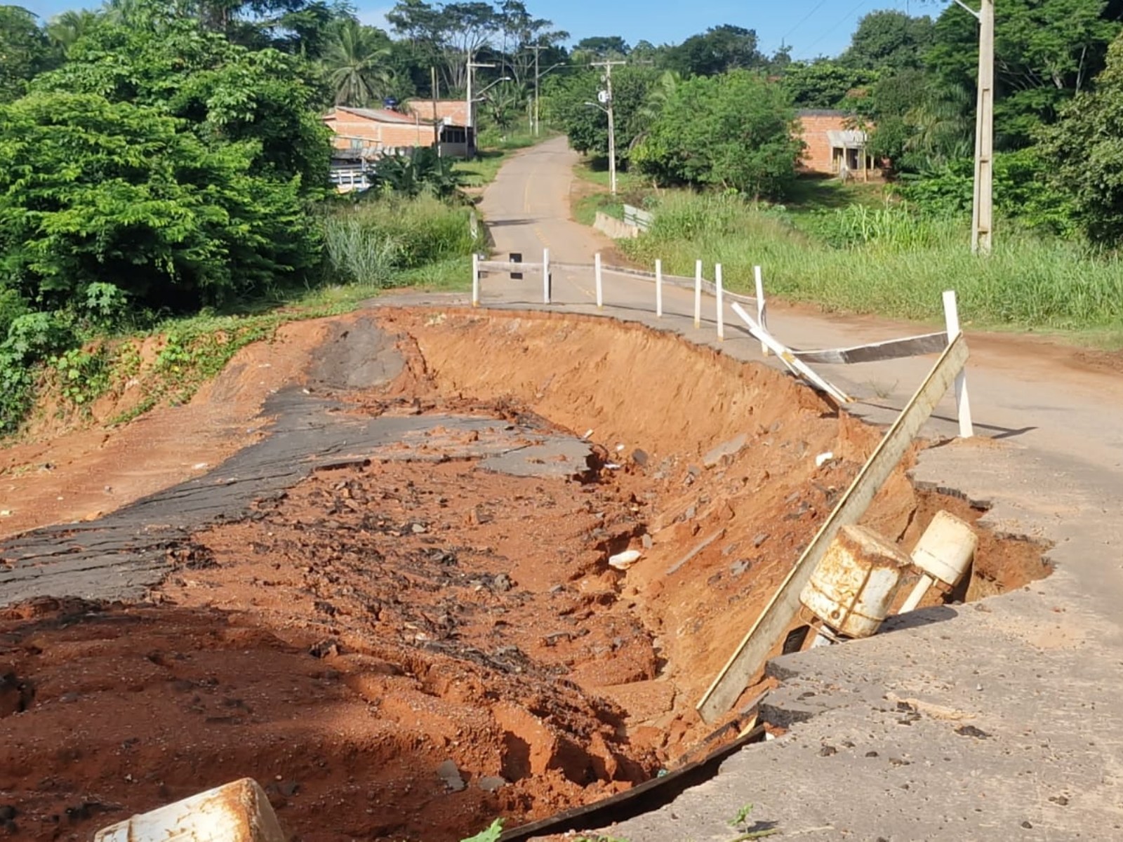 VÍDEO: Erosão abre cratera e compromete trecho de estrada em Rio Branco