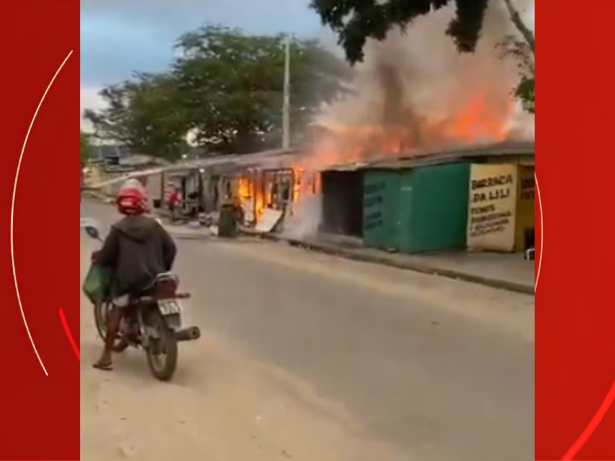 Incêndio atinge três barracas às margens da BR-232, em Bezerros | G1