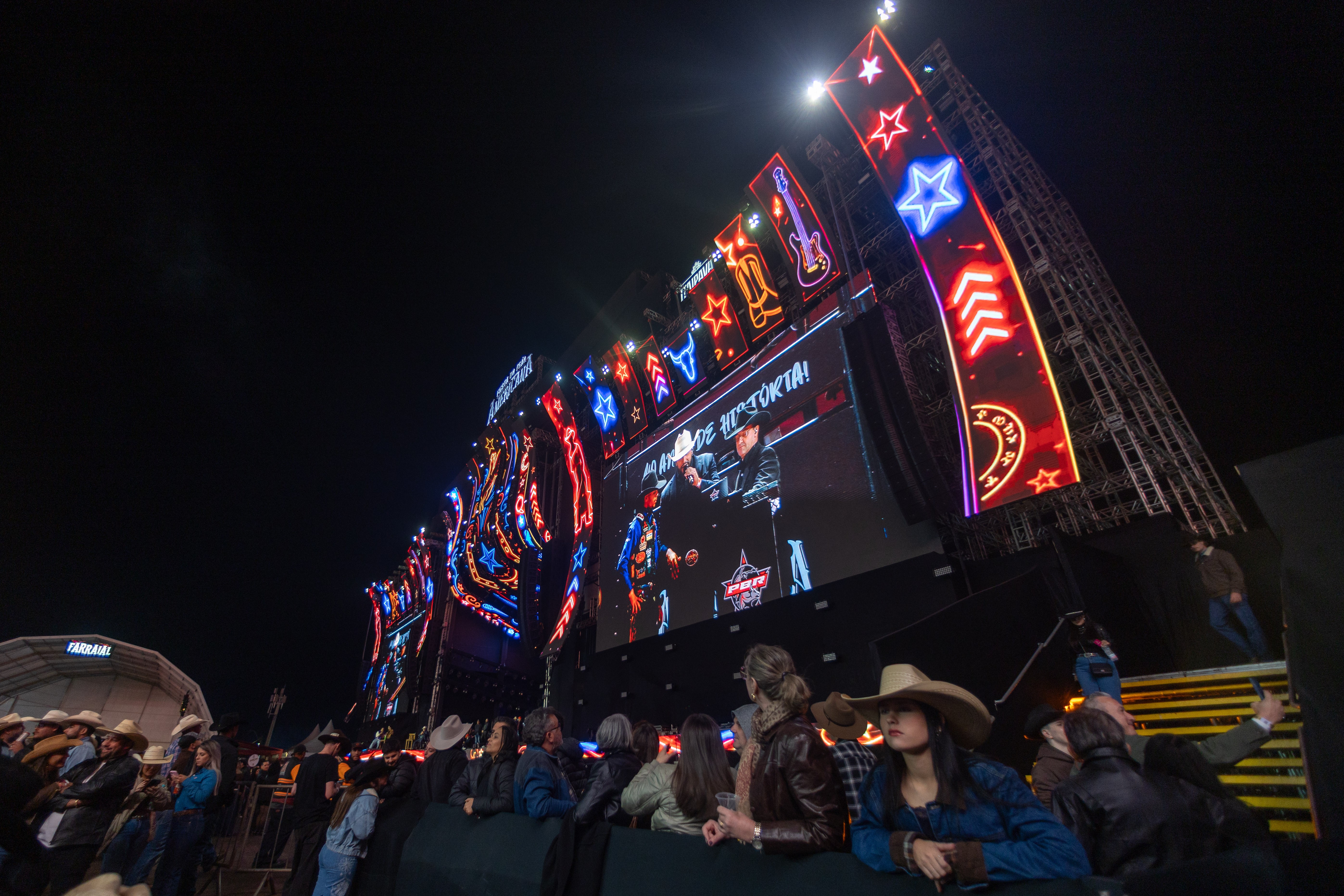 A 4ª noite da Festa do Peão de Americana 2026, neste domingo (7), teve arena lotada para acompanhar a final da PBR e os shows de Matogrosso e Mathias e o grupo Menos é Mais — Foto: Thomaz Marostegan