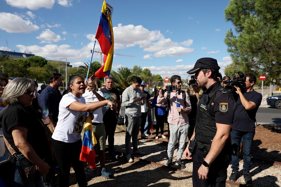 Apoiadores venezuelanos de González esperam chegada do opositor de Maduro em frente à base aérea de Madri, na Espanha, neste domingo (8). — Foto: Violeta Santos Moura/Reuters