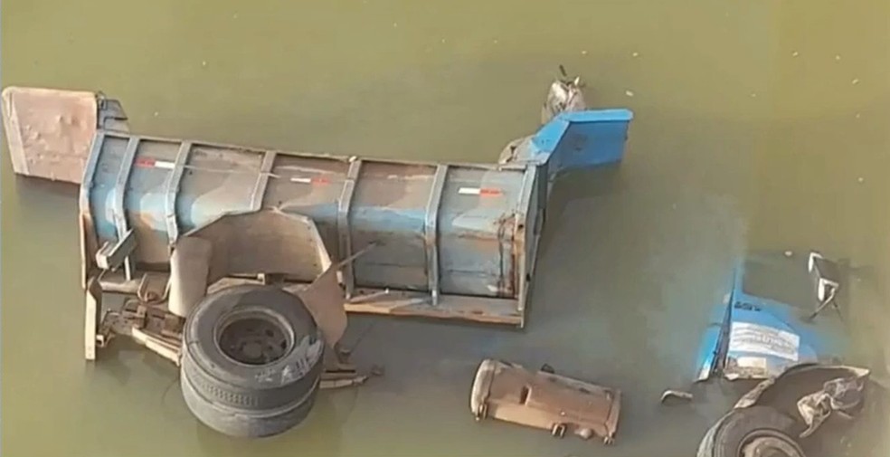 Caminhão destrói mureta de ponte e despenca de altura de cinco metros na Bahia — Foto: Reprodução/TV Sudoeste