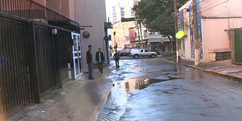 Carros e moto fica submersos após subsolo de prédio ficar alagado na região central de Campinas