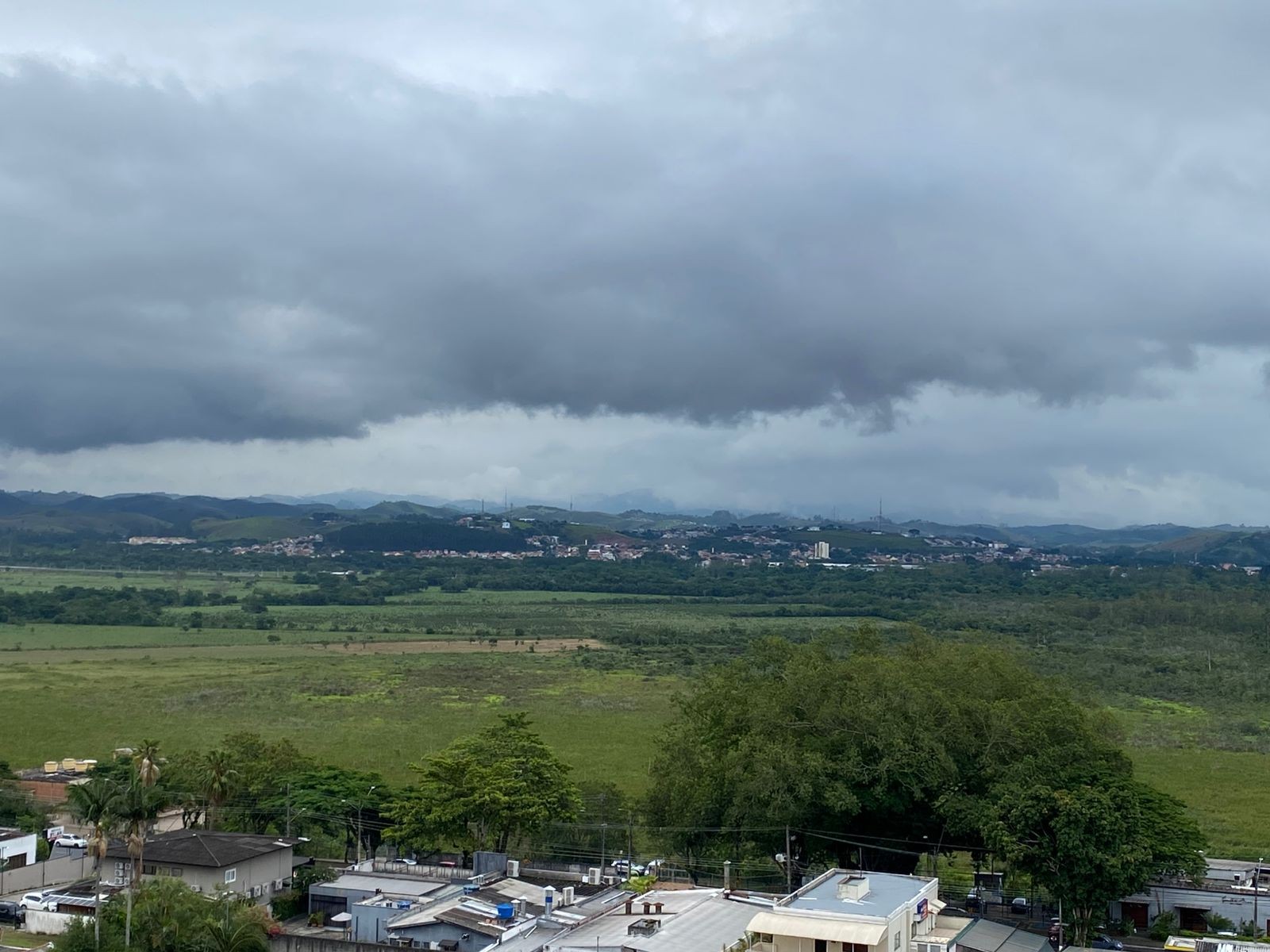 Fim de semana terá temperaturas mais elevadas e pancadas de chuva; veja previsão do tempo