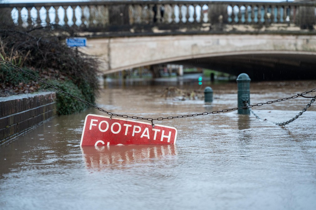 A foto do britânico Ian Knight mostra uma placa em meio a enchente na cidade de Stafford. O fotógrafo lembra como o Rio Sow costumava inundar com menos frequência e agora já ultrapassou os níveis máximos diversas vezes nos últimos dois anos. — Foto: Ian Knight