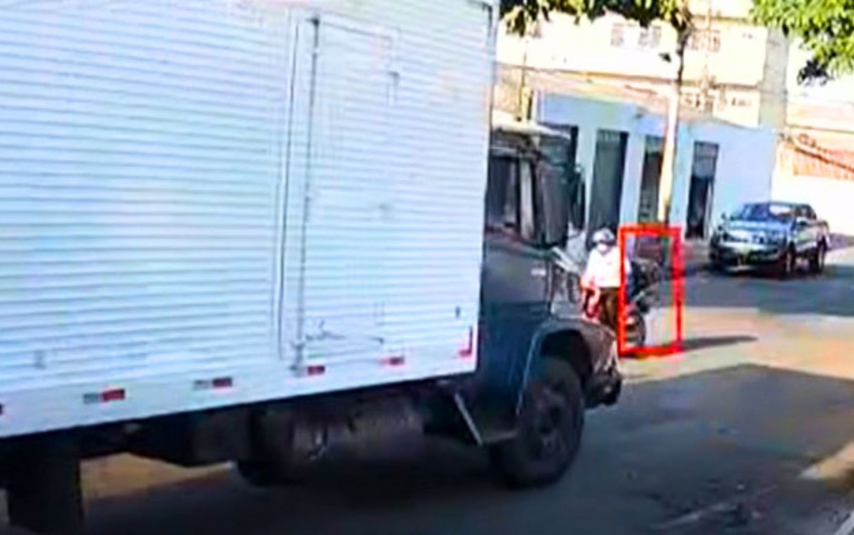 Funcionário de empresa de ônibus morre após acidente entre moto e caminhão; vídeo  