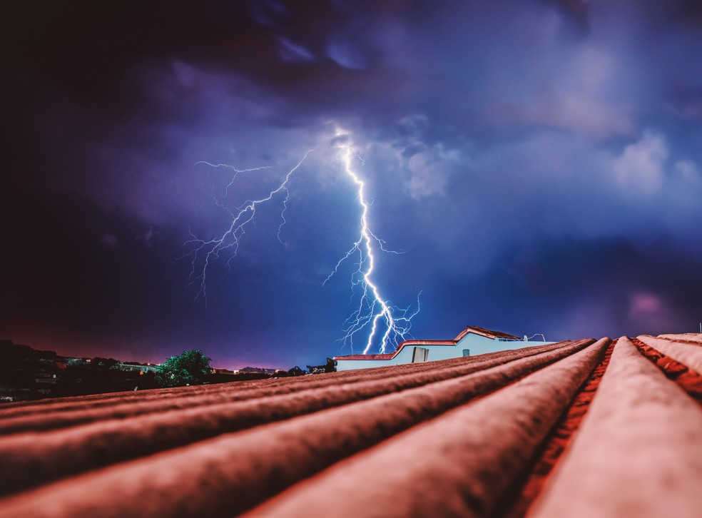 Fotógrafo registra a beleza dos raios que 'cortam' o céu de Presidente Prudente — Foto: Marcel Sachetti/Cedida
