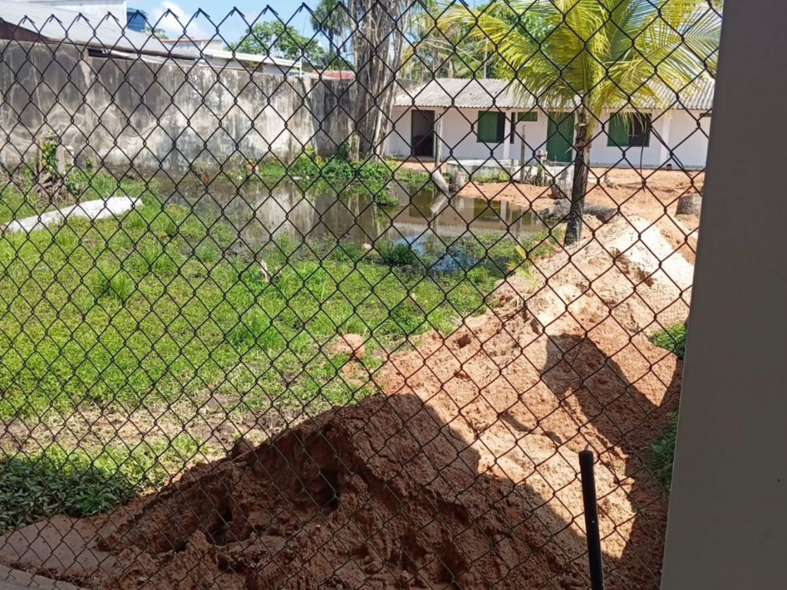 Enfermeiro é flagrado trabalhando como pedreiro em obra durante expediente no AC; MP apura desvio de função