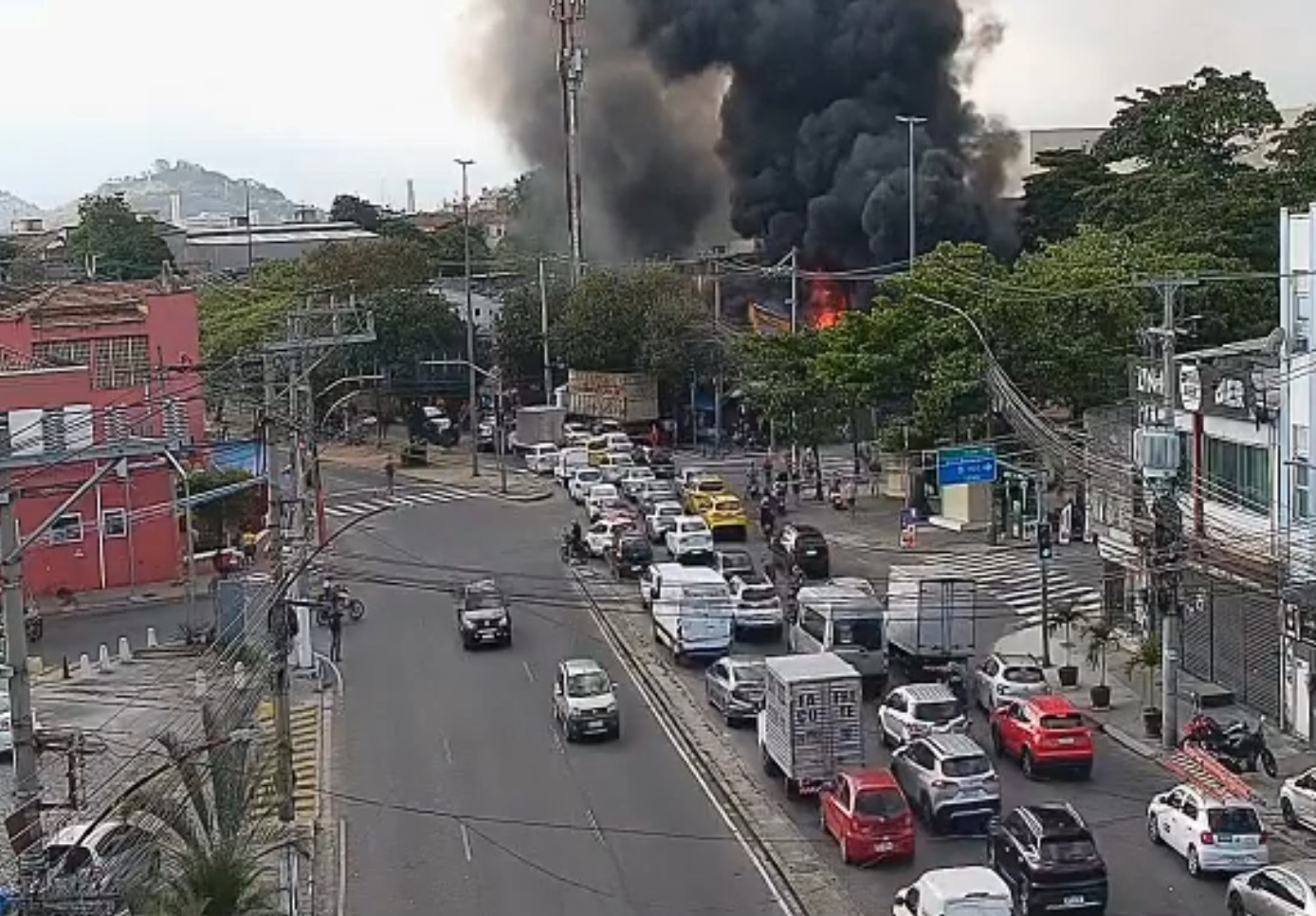 Incêndio atinge ferro-velho em Benfica e provoca reflexos no trânsito ...