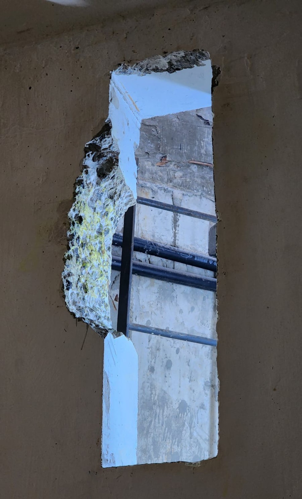 Buraco na parede da cela de onde saíram fugitivos do presídio de segurança máxima de Mossoró — Foto: Divulgação